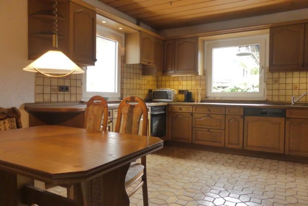 Wohnhaus mit Nebengebäude auf einem großen Grundstück in Erbach-Schönnen